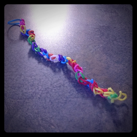 A rubber band charm bracelet - Picture 1 of 2